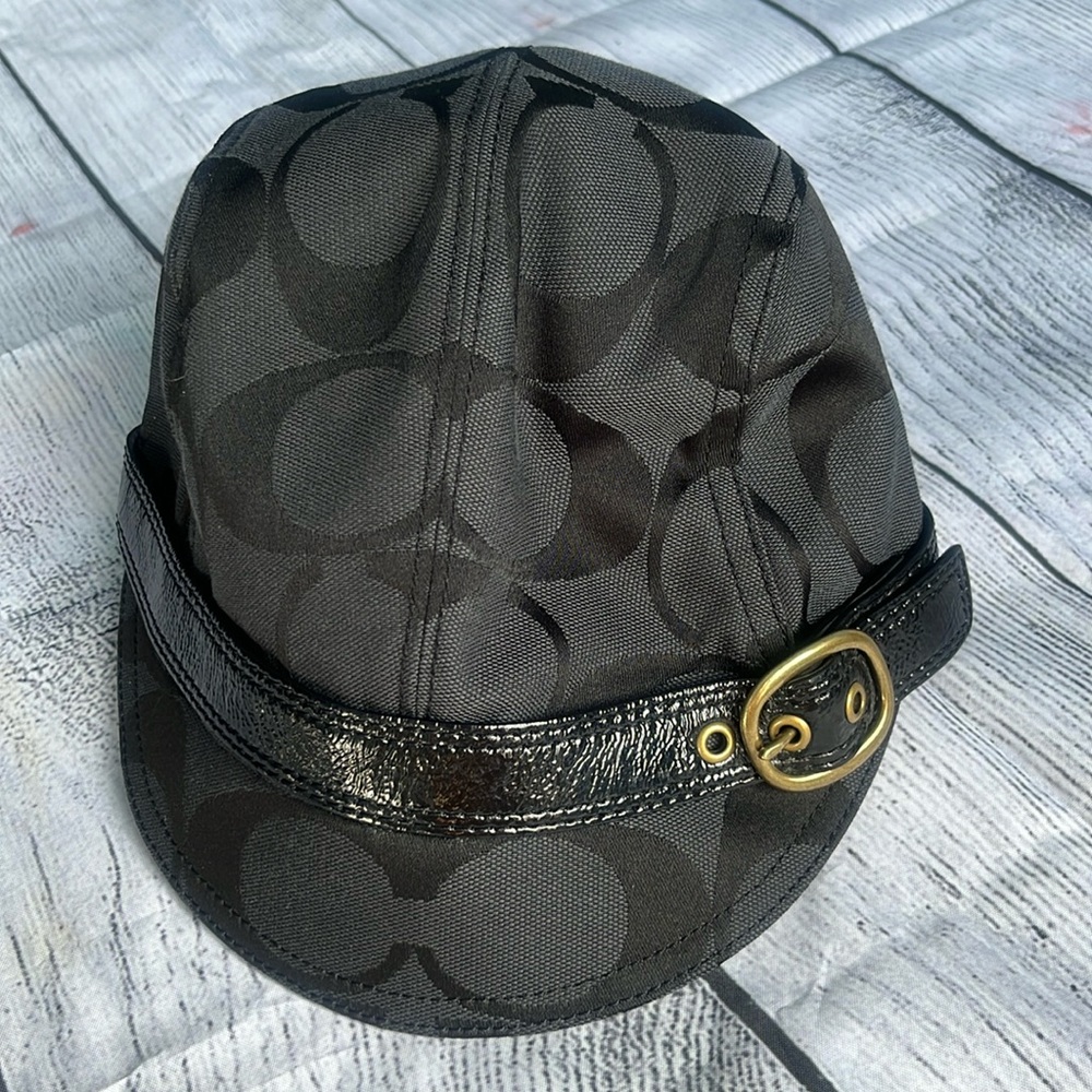 Coach Hat Womens Sz M/L Gray/Black Beret with adjusting belt